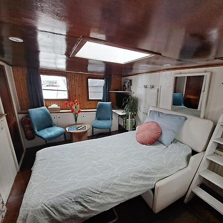 B&B Teddy "Prachtig Authentiek Woonschip Uit 1912, 15 Minuten Van Amsterdam" Wormer Dış mekan fotoğraf