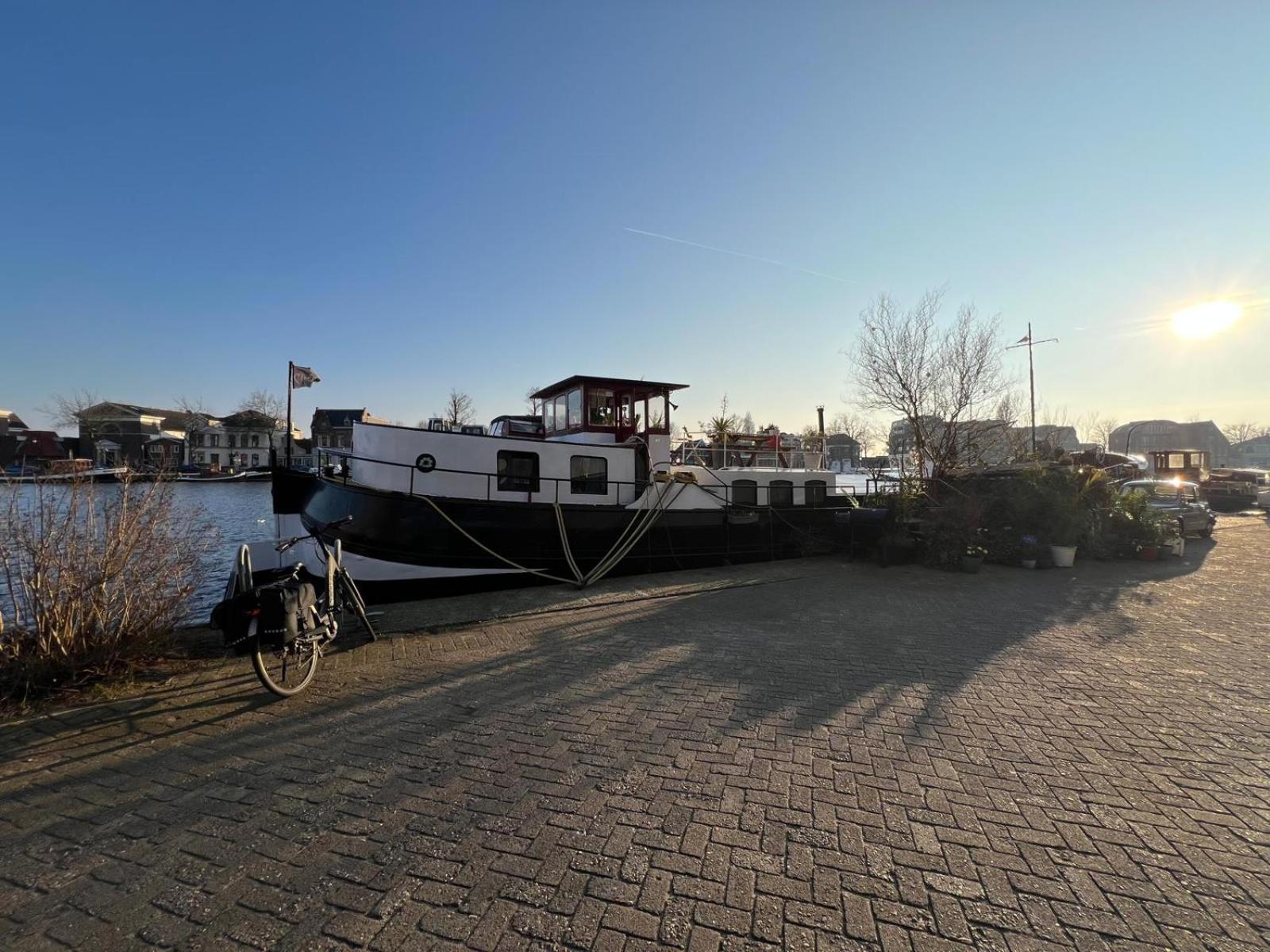 B&B Teddy "Prachtig Authentiek Woonschip Uit 1912, 15 Minuten Van Amsterdam" Wormer Dış mekan fotoğraf